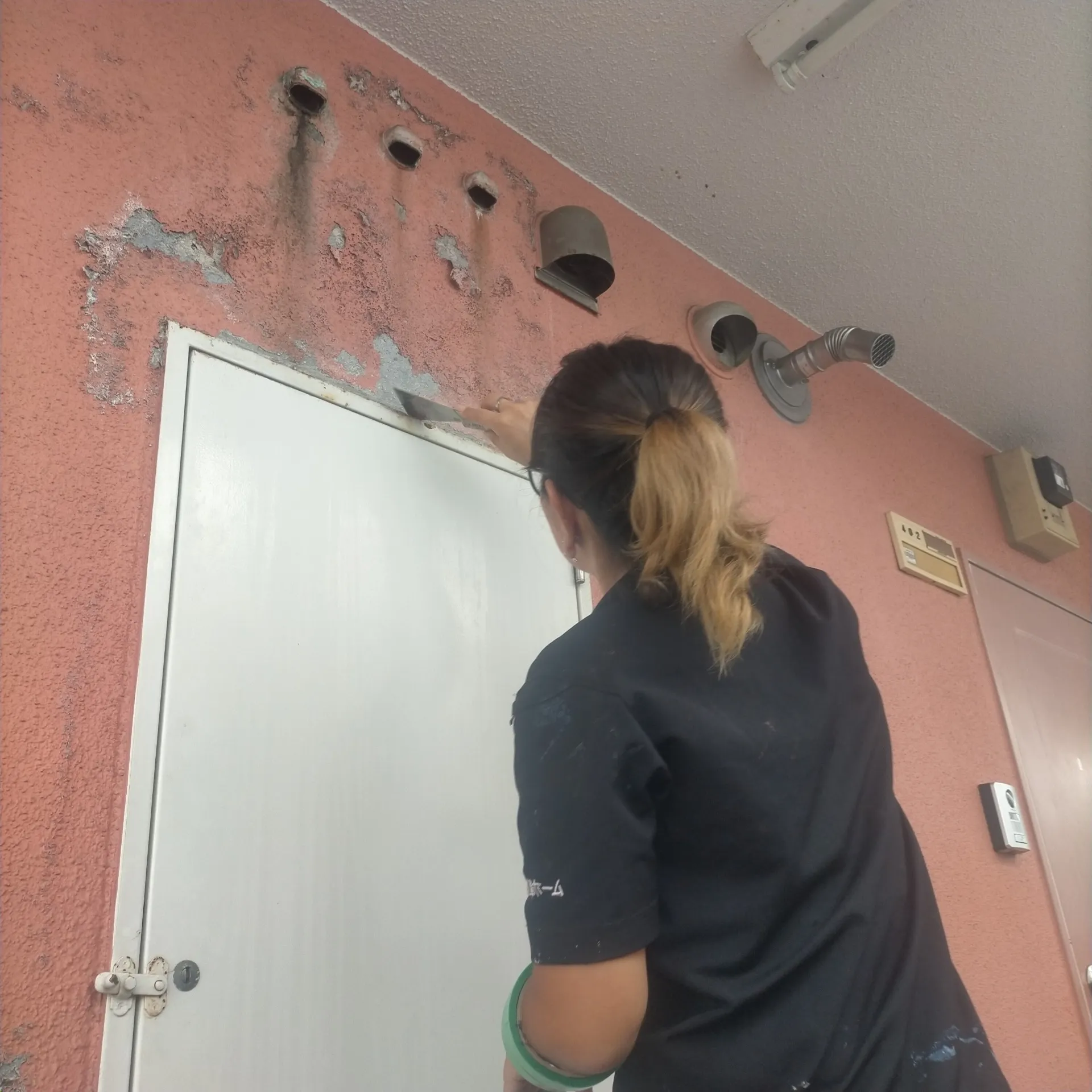 集合住宅、外壁塗装の下地処理・養生作業