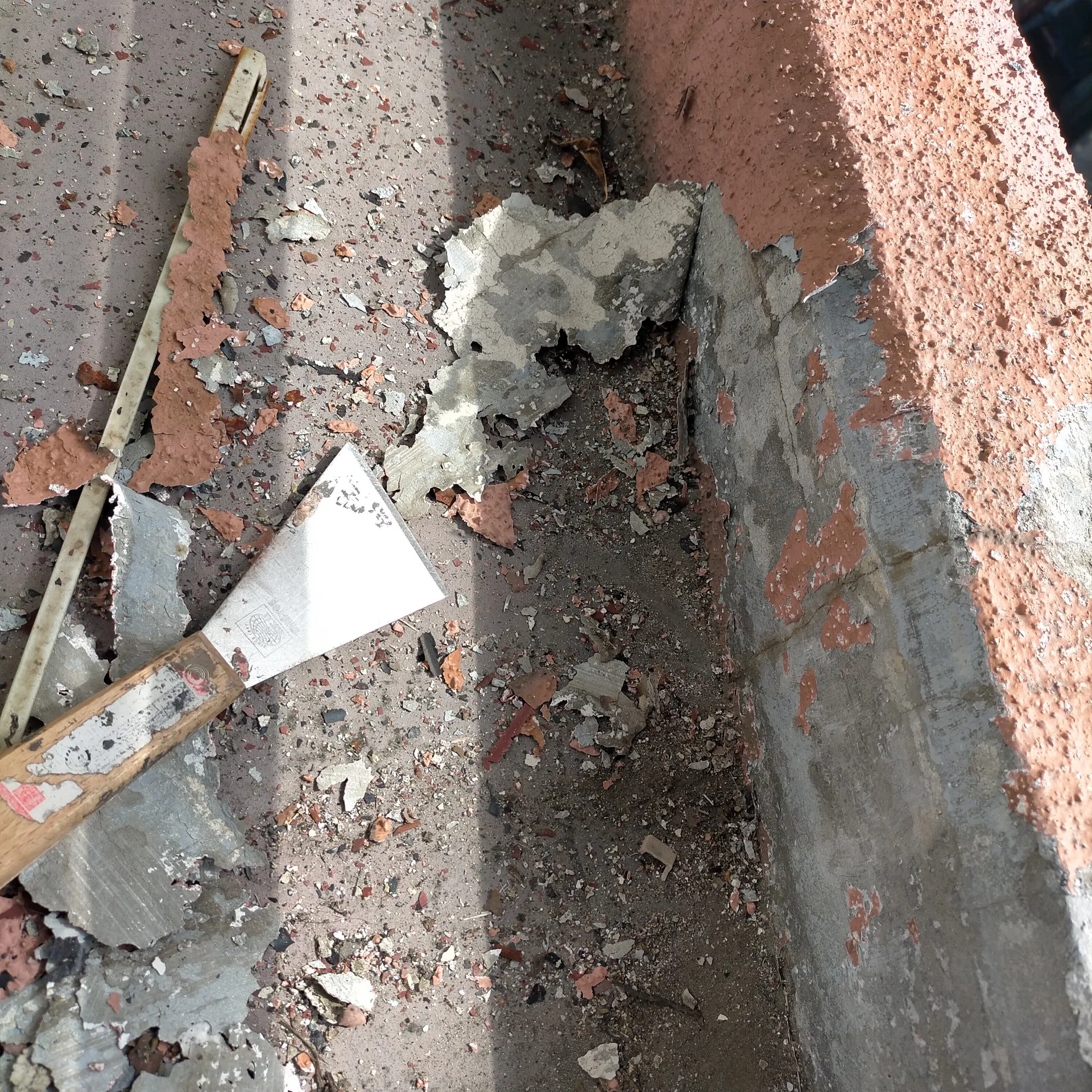 集合住宅、外壁塗装の下地処理・コーキング作業 続き