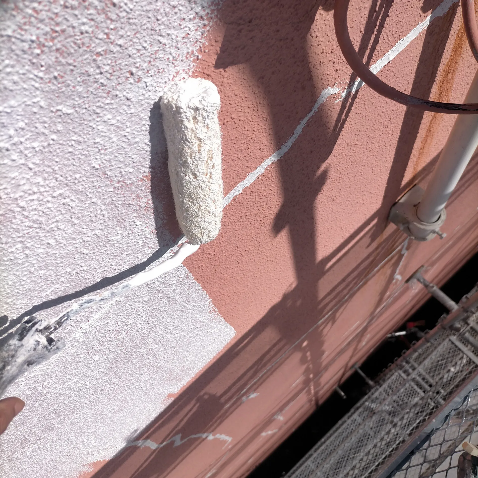 集合住宅、屋上防水塗装・外壁フィラー塗装 続き