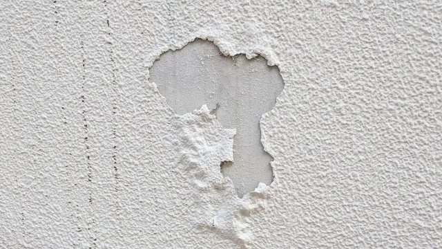 外壁の浮いた塗膜、放置しても大丈夫？